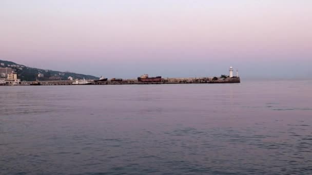 夕方の港灯台および帆船 — ストック動画