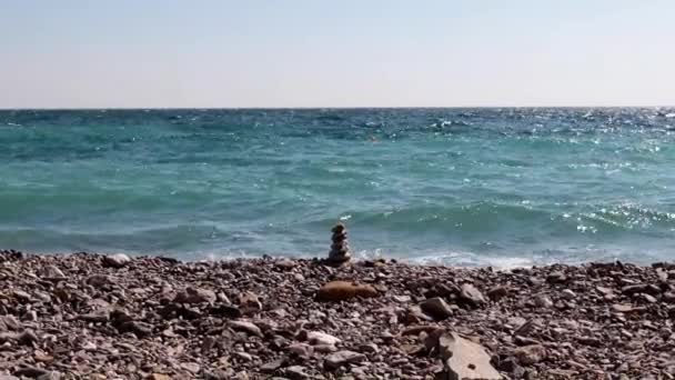 Pirámide Piedra Playa Las Olas Del Mar — Vídeos de Stock