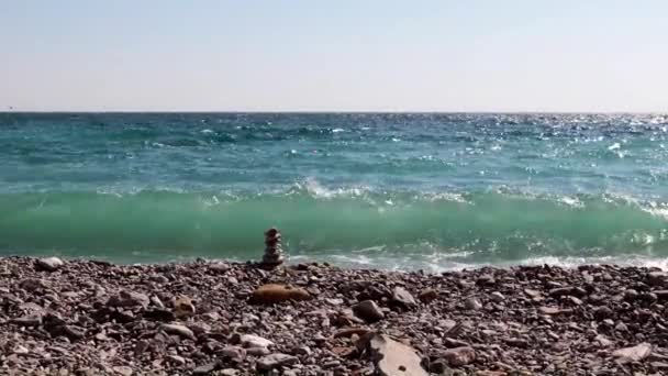海滩上的石头金字塔和海浪 — 图库视频影像