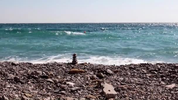海滩上的石头金字塔和海浪 — 图库视频影像