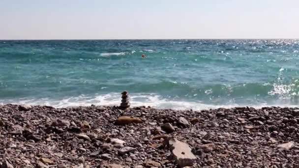 Stenen Piramide Het Strand Golven Van Zee — Stockvideo