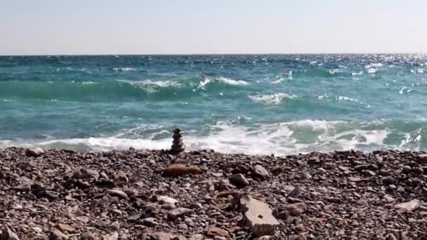 Stenen Piramide Het Strand Golven Van Zee — Stockvideo
