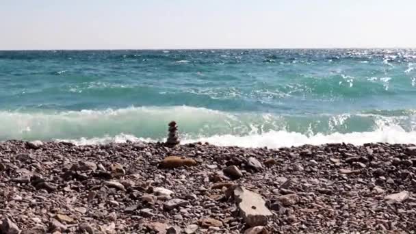 Kamienna Piramida Plaży Fale Morskie — Wideo stockowe