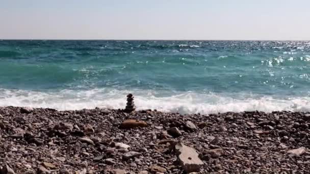 Kamenná Pyramida Pláži Mořských Vlnách — Stock video
