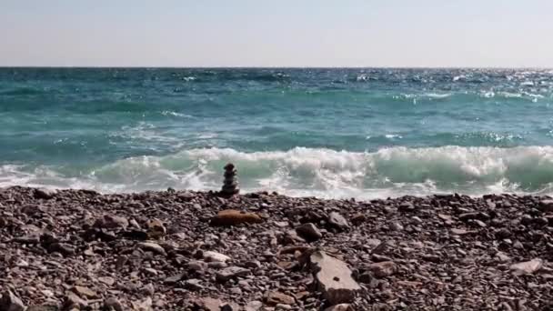 Каменная Пирамида Пляже Морских Волнах — стоковое видео
