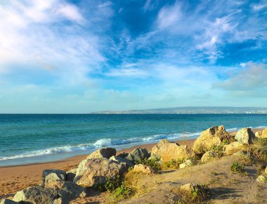 Akdeniz'in kumlu plajında büyük taşlar