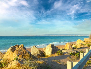 Akdeniz'in kumlu plajında büyük taşlar
