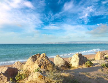 Akdeniz'in kumlu plajında büyük taşlar