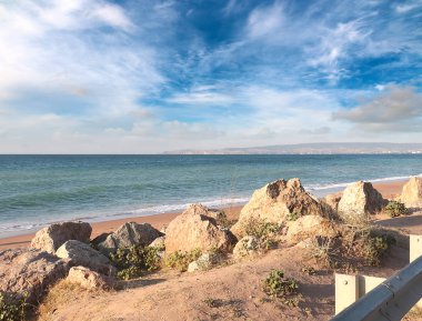 Akdeniz'in kumlu plajında büyük taşlar