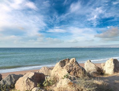 Akdeniz'in kumlu plajında büyük taşlar