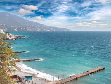 dağda deniz breakwaters ve şehir binaları