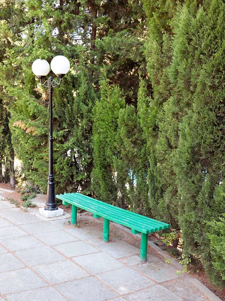 ポールの上の提灯とリラクゼーション用の公園のベンチ — ストック写真