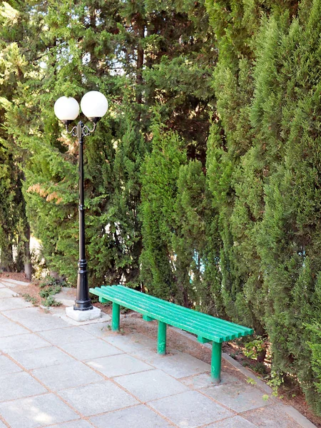 Una Linterna Poste Banco Del Parque Para Relajación — Foto de Stock