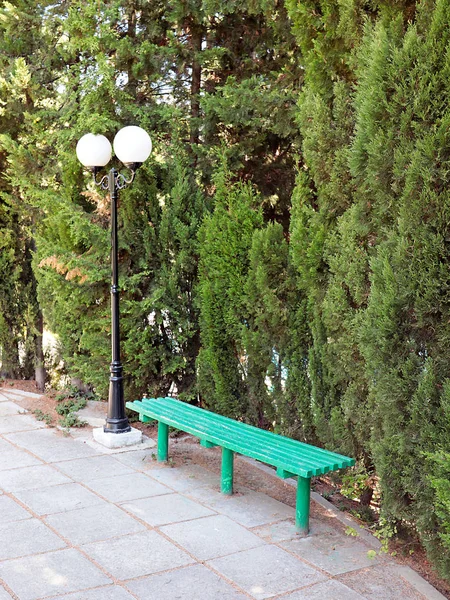 Una Linterna Poste Banco Del Parque Para Relajación — Foto de Stock