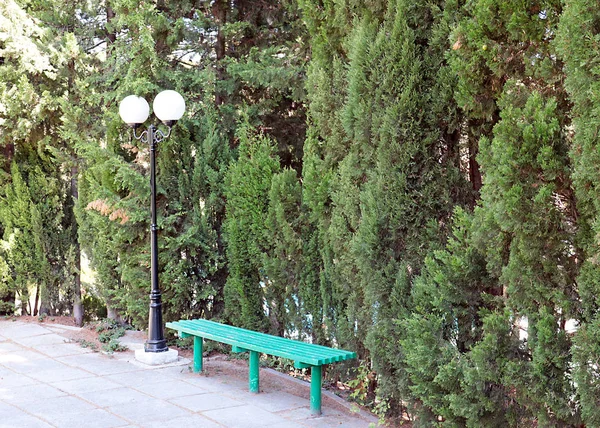 Una Linterna Poste Banco Del Parque Para Relajación — Foto de Stock