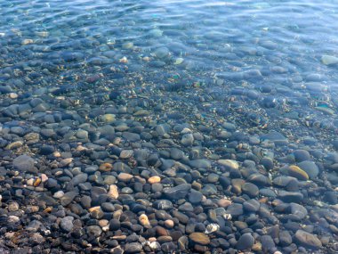 büyük çakıl plaj ve berrak deniz suyu