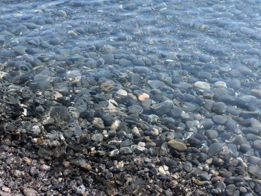 büyük çakıl plaj ve berrak deniz suyu