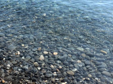 büyük çakıl plaj ve berrak deniz suyu