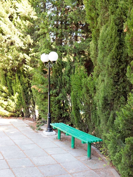 柱子上的灯笼和公园长椅供放松 — 图库照片