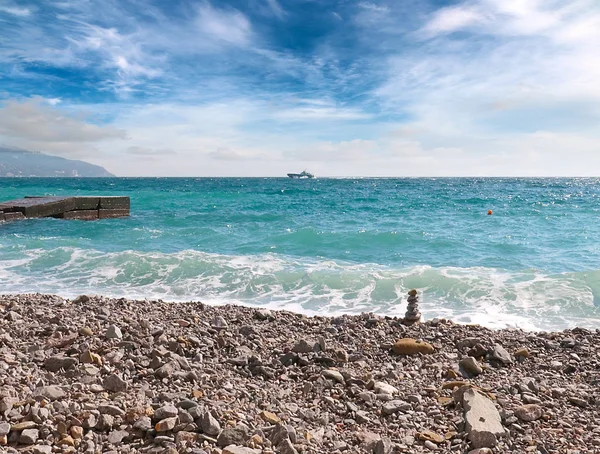 Пирамида Камней Пляже Чистая Морская Вода Солнечным Небом — стоковое фото