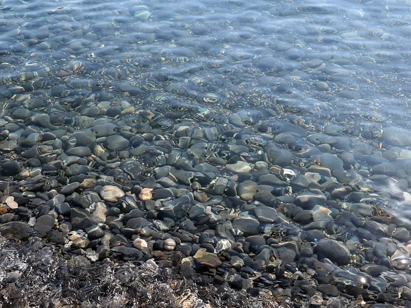 Großer Kieselstrand Und Klares Meerwasser — Stockfoto