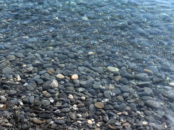 Büyük Çakıl Plaj Berrak Deniz Suyu — Stok fotoğraf