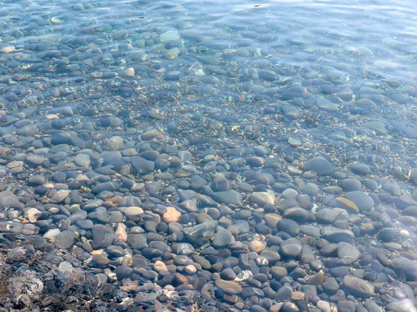 Büyük Çakıl Plaj Berrak Deniz Suyu — Stok fotoğraf