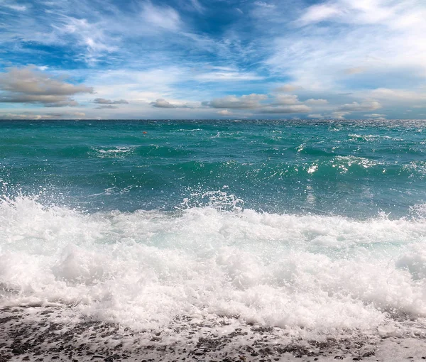 地中海海岸的海浪和阳光明媚的天空 — 图库照片