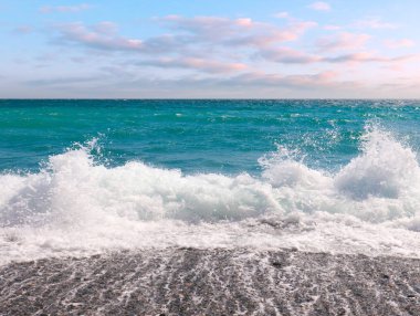güneşli bir gökyüzü altında deniz kıyısında güzel çakıl plaj