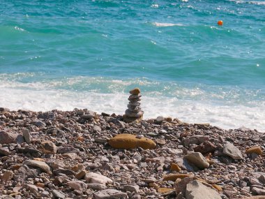 deniz kıyısında sahilde cairn