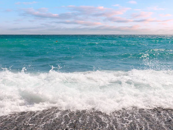 Prachtige Kiezelstrand Van Zee Kust Onder Een Zonnige Hemel — Stockfoto
