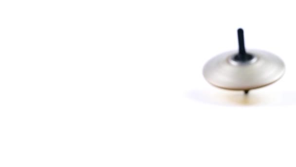 une toupie tourne frénétiquement comme symbole du mouvement d'équilibre 