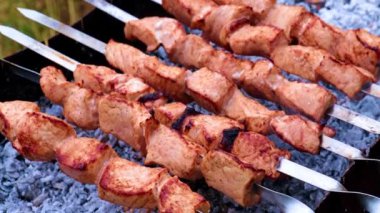 kömür üzerinde pişirirken şişler üzerinde sulu et parçaları