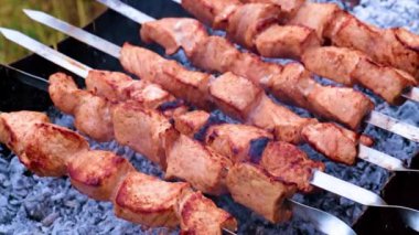 kömür üzerinde pişirirken şişler üzerinde sulu et parçaları