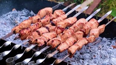 kömür üzerinde pişirirken şişler üzerinde sulu et parçaları