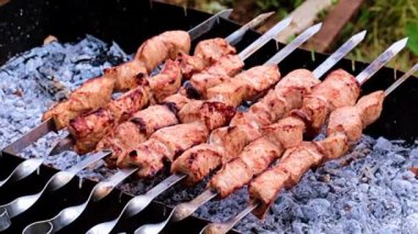 kömür üzerinde pişirirken şişler üzerinde sulu et parçaları