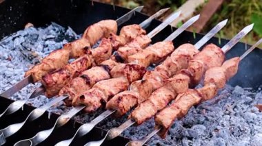 kömür üzerinde pişirirken şişler üzerinde sulu et parçaları