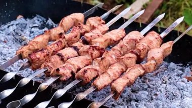 kömür üzerinde pişirirken şişler üzerinde sulu et parçaları