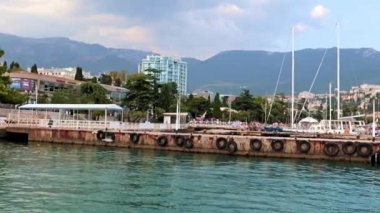 bir yaz günü akşamı Yalta ticaret limanının rıhtım, Kırım