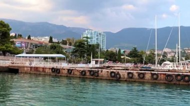 bir yaz günü akşamı Yalta ticaret limanının rıhtım, Kırım