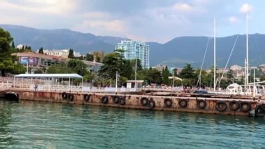 bir yaz günü akşamı Yalta ticaret limanının rıhtım, Kırım