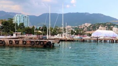 bir yaz günü akşamı Yalta ticaret limanının rıhtım, Kırım