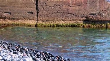 deniz kıyısı ve beton dalgakıran iskelesi