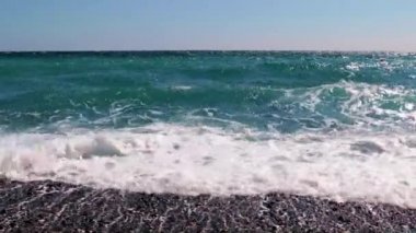 üç nokta gücü ile denizde küçük bir fırtına sırasında yüksek dalgalar