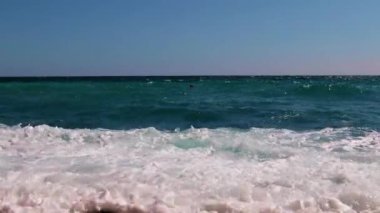 üç nokta gücü ile denizde küçük bir fırtına sırasında yüksek dalgalar