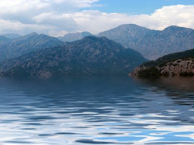 Akdeniz'in suyunda bir dağ sırasının zirvelerinin yansıması