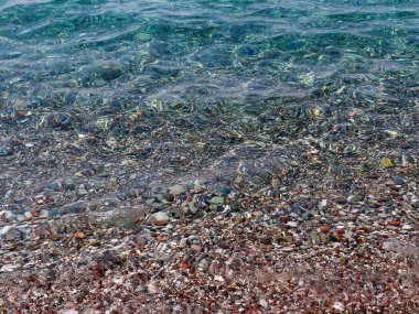 Akdeniz'in sakin berrak su ve kayalık plaj