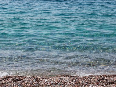 Akdeniz'in sakin berrak su ve kayalık plaj