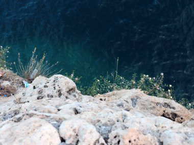 Akdeniz'in sakin berrak su ve kayalık plaj