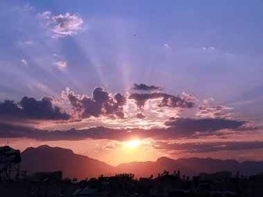 ufukta batan güneşin ışık ışınları